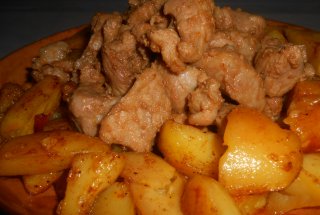 Cartofi la cuptor si friptura de porc la tuci