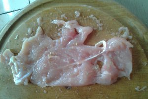 Rulouri din carne de pui cu sunca si cascaval