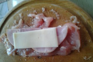 Rulouri din carne de pui cu sunca si cascaval