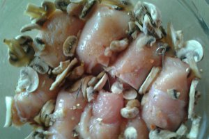 Rulouri din carne de pui cu sunca si cascaval