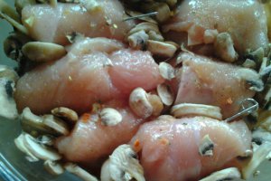 Rulouri din carne de pui cu sunca si cascaval