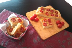 Focaccia cu rosii cherry.