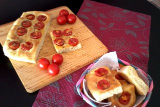 Focaccia cu rosii cherry.