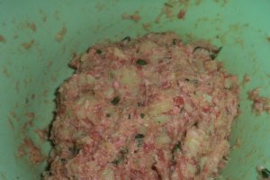 Chiftele de porc in sos de rosii