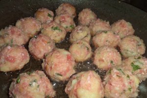 Chiftele de porc in sos de rosii