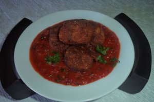 Chiftele de porc in sos de rosii