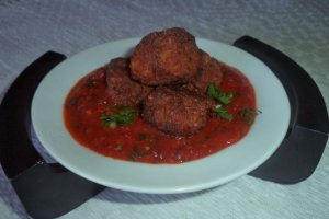 Chiftele de porc in sos de rosii