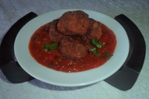 Chiftele de porc in sos de rosii