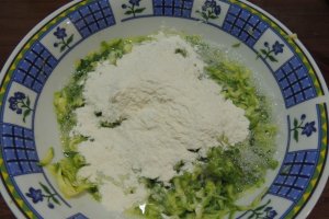 Frigarui cu cartofi prajiti, noi, chiftele de zucchine si sos de iaurt