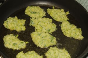 Frigarui cu cartofi prajiti, noi, chiftele de zucchine si sos de iaurt