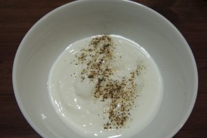 Frigarui cu cartofi prajiti, noi, chiftele de zucchine si sos de iaurt