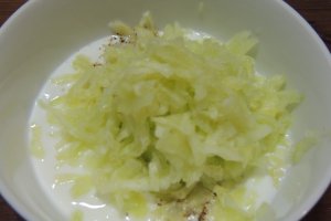 Frigarui cu cartofi prajiti, noi, chiftele de zucchine si sos de iaurt