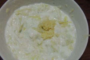 Frigarui cu cartofi prajiti, noi, chiftele de zucchine si sos de iaurt