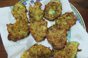 Frigarui cu cartofi prajiti, noi, chiftele de zucchine si sos de iaurt