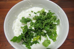 Frigarui cu cartofi prajiti, noi, chiftele de zucchine si sos de iaurt