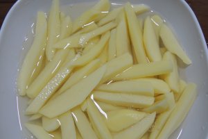 Frigarui cu cartofi prajiti, noi, chiftele de zucchine si sos de iaurt