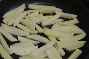 Frigarui cu cartofi prajiti, noi, chiftele de zucchine si sos de iaurt
