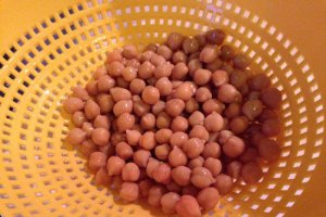 Salata de naut cu maioneza si castraveti murati