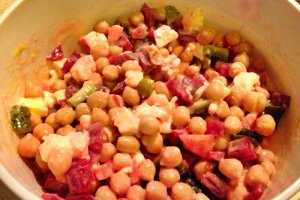 Salata de naut cu maioneza si castraveti murati