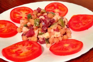 Salata de naut cu maioneza si castraveti murati
