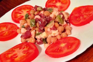 Salata de naut cu maioneza si castraveti murati