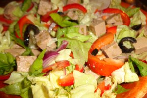 Salata cu ton cuburi