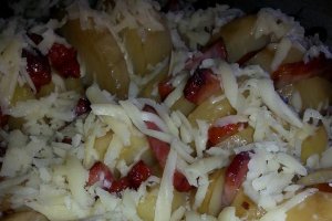 Cartofi evantai cu pulpe la cuptor