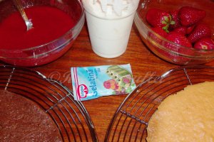 Tort cu mousse de capsuni si glazura de ciocolata
