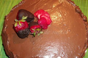 Tort cu mousse de capsuni si glazura de ciocolata