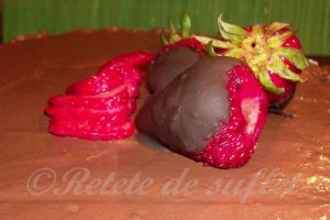 Tort cu mousse de capsuni si glazura de ciocolata
