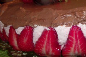 Tort cu mousse de capsuni si glazura de ciocolata