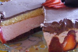 Tort cu mousse de capsuni si glazura de ciocolata