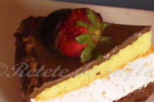 Tort cu mousse de capsuni si glazura de ciocolata