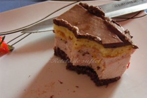 Tort cu mousse de capsuni si glazura de ciocolata