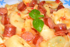Torteloni cu sos de gogosari