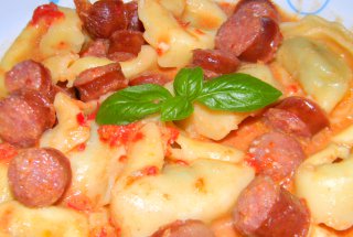 Torteloni cu sos de gogosari