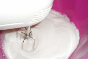 Rulada  pufoasa cu dulceata de capsuni si nuca