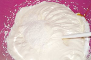 Rulada  pufoasa cu dulceata de capsuni si nuca