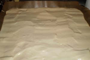 Rulada  pufoasa cu dulceata de capsuni si nuca