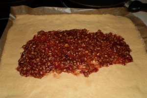 Rulada  pufoasa cu dulceata de capsuni si nuca