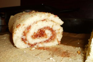 Rulada  pufoasa cu dulceata de capsuni si nuca