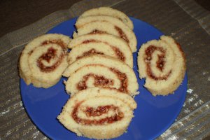 Rulada  pufoasa cu dulceata de capsuni si nuca