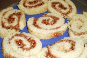 Rulada  pufoasa cu dulceata de capsuni si nuca