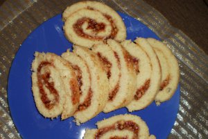 Rulada  pufoasa cu dulceata de capsuni si nuca