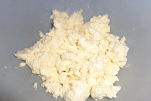 Clatite cu branza de vaca si zmeura
