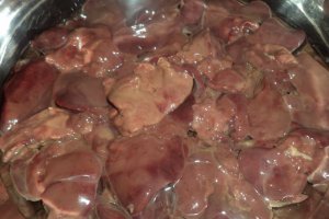 Ficatei de pui cu garnitura de cartofi caliti