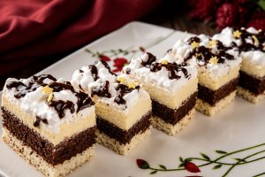 Desert prajitura fina cu nuca de cocos si crema de vanilie