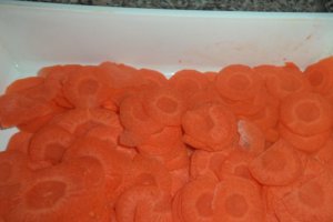 Pulpe de pui pe pat de morcovi si pleurotus la cuptor