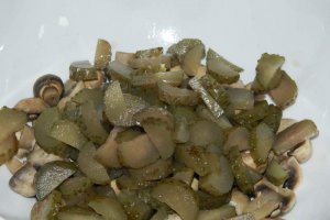 Salata de ciuperci cu castraveti acri