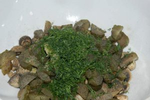 Salata de ciuperci cu castraveti acri